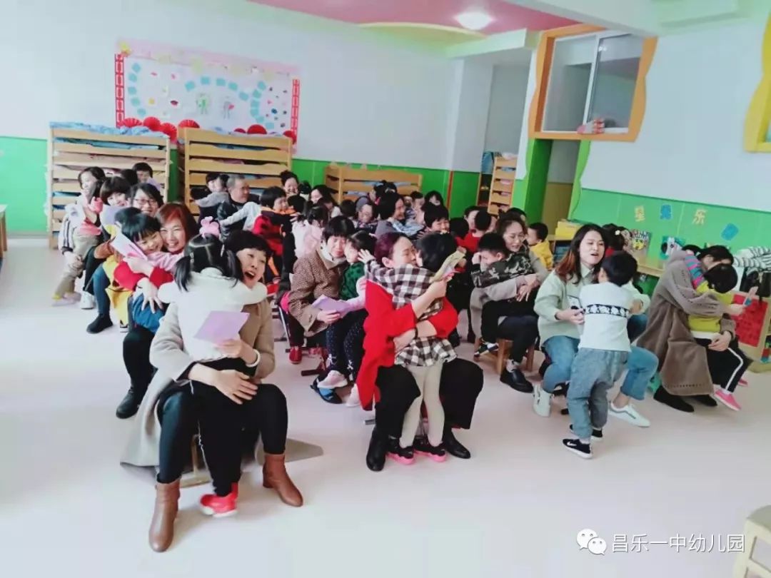 昌乐一中幼儿园举行我爱妈妈主题活动