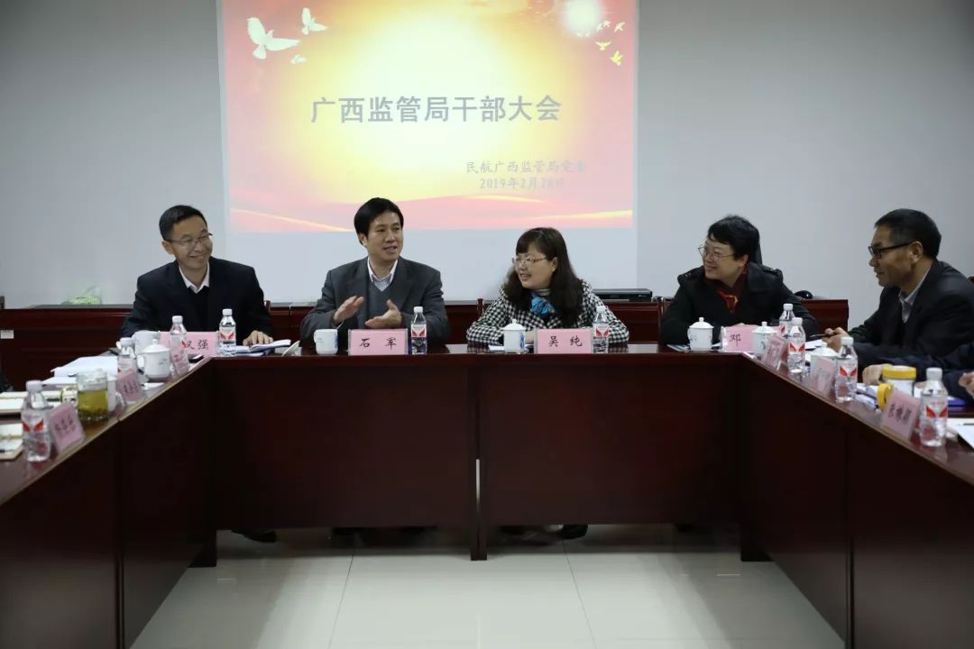 管理局气象处副处长肖汉强(左一)挂职广西监管局副局长湖南监管局党办