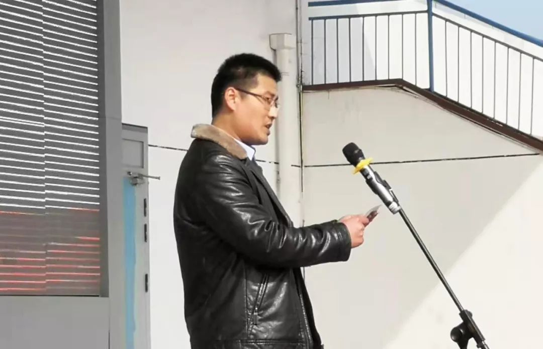 教师代表高长伟最后,高二九班陈博翰同学带领全体同学在国旗下庄严