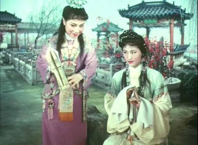 她所参演的第一部电影,就是后来被奉为经典的徐玉兰,王文娟版的《红楼
