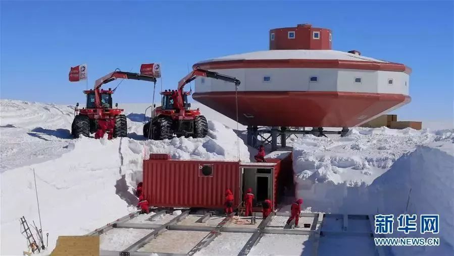 "雪龙"号极地考察破冰船载着中国第35次南极科学考察