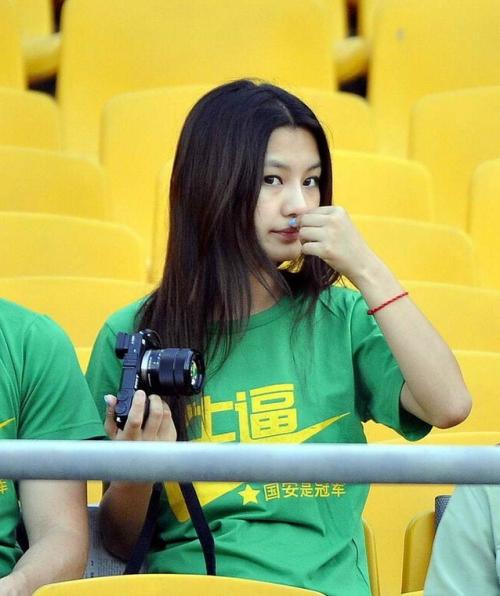 抓拍中超六队最美女球迷,北京国安女球迷很特别