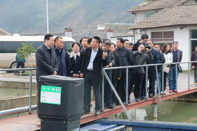 技术推广站副站长崔巍,省生态渔业有限责任公司总经理杨滨等一行10