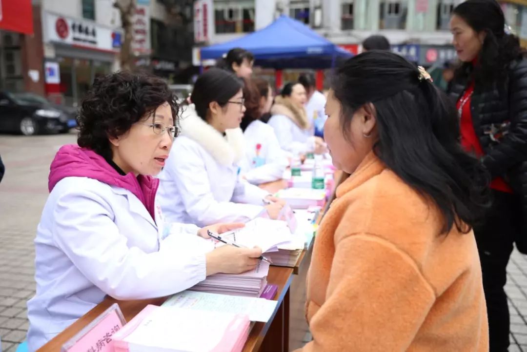 相约春天关爱女性区人民医院开展三八妇女节义诊活动