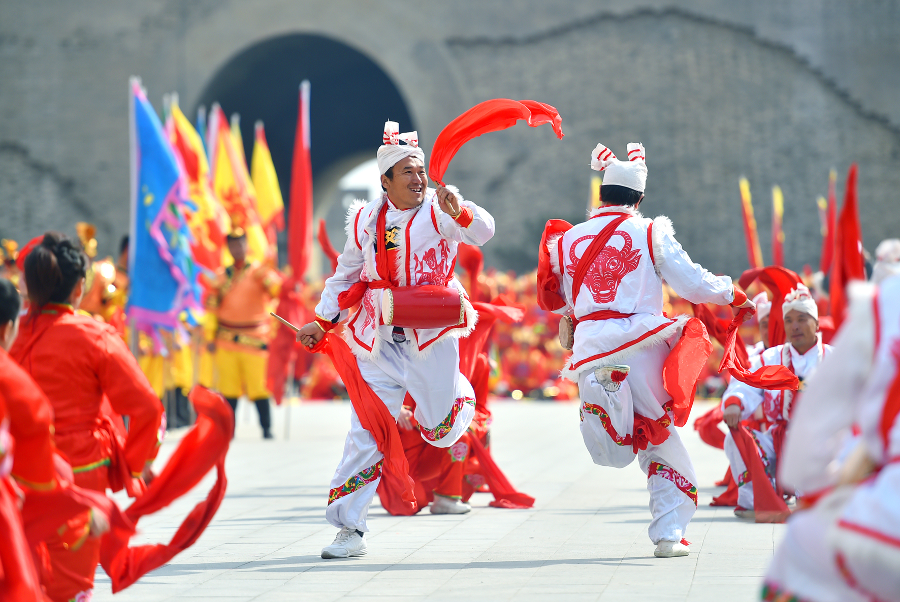 3月8日,人们在河北石家庄正定古城表演陕西安塞腰鼓.