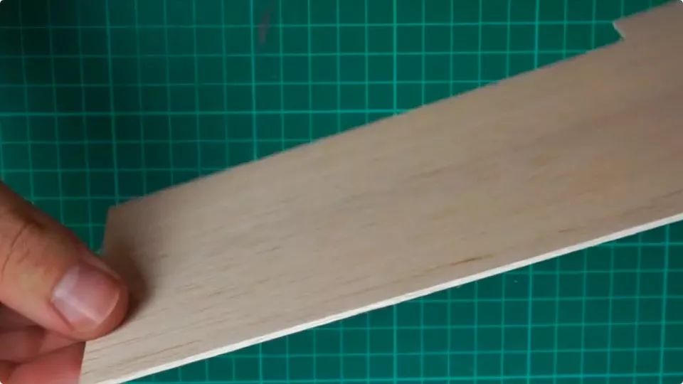 5mm的薄木板,切出两条长边和两条宽边,长和宽都要比桌面短.