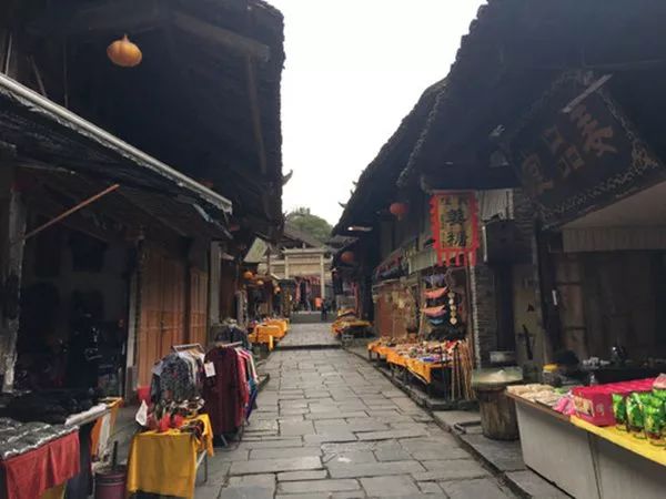 你来到芙蓉镇,可以走在"五里石板街"上,听岁月歌唱.