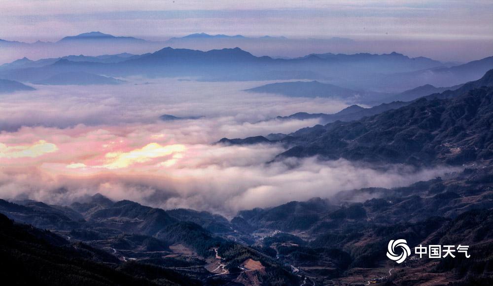 湖南平江:山峦叠嶂 云雾缭绕