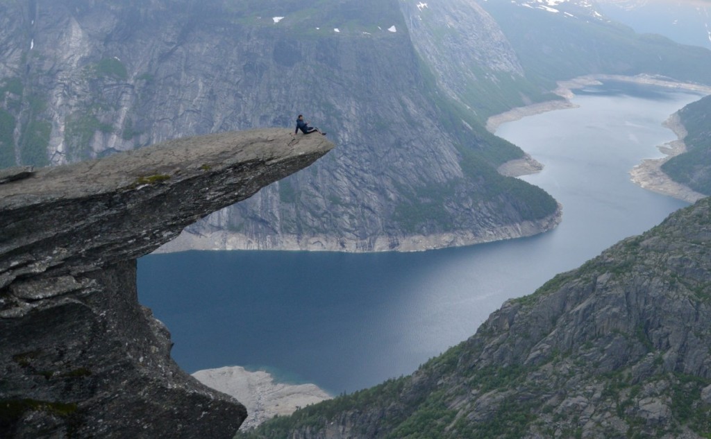 恶魔之舌(trolltunga)是挪威的三大奇石(步道石,奇迹石,恶魔之舌)之一