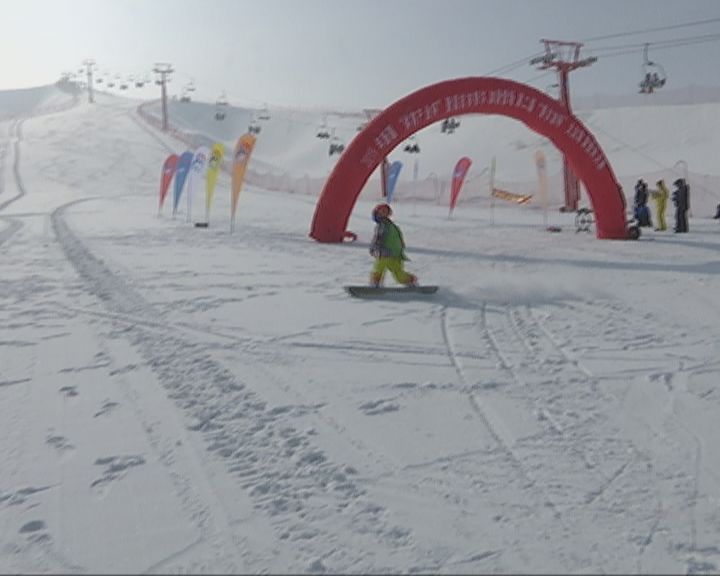 努尔加滑雪场作为市域内最大的滑雪场,近段时间连续举办了新疆大众