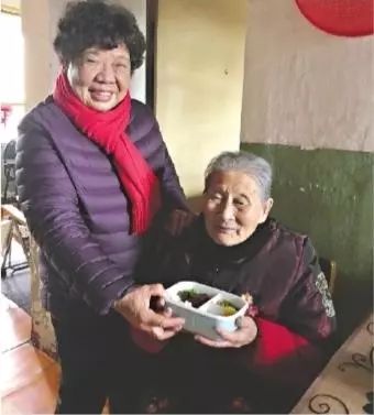 90 岁独身老奶奶患病无人送饭,邻居听说以后…