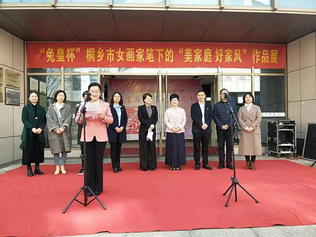 赵银海主持开幕式△主办方向档案馆,图书馆赠送画册△桐乡市美术家