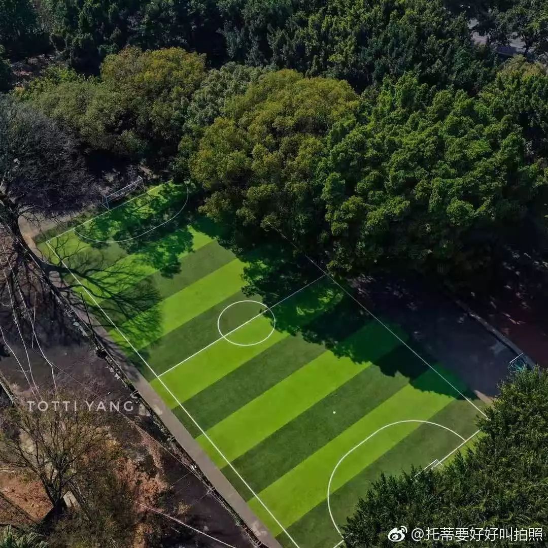 这位摄影师想带你去中国的一千座足球场看看_