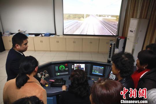 广西第一代女火车司机聚首 话往昔叹铁路发展