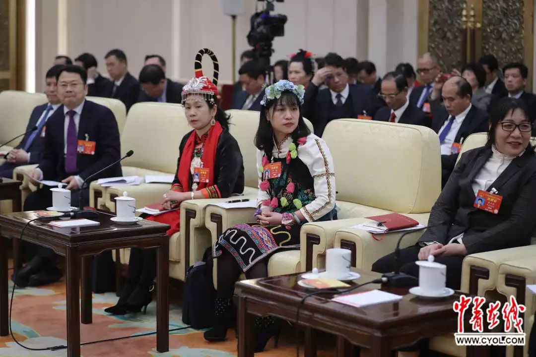 李建泉/摄3月7日,曹燕明(右,王世琴(中,温锦玲参加广东代表团的小组