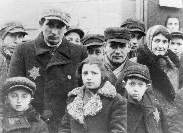 犹太人女孩被抽签活埋,最后她提出的要求,让残忍的纳粹士兵落泪