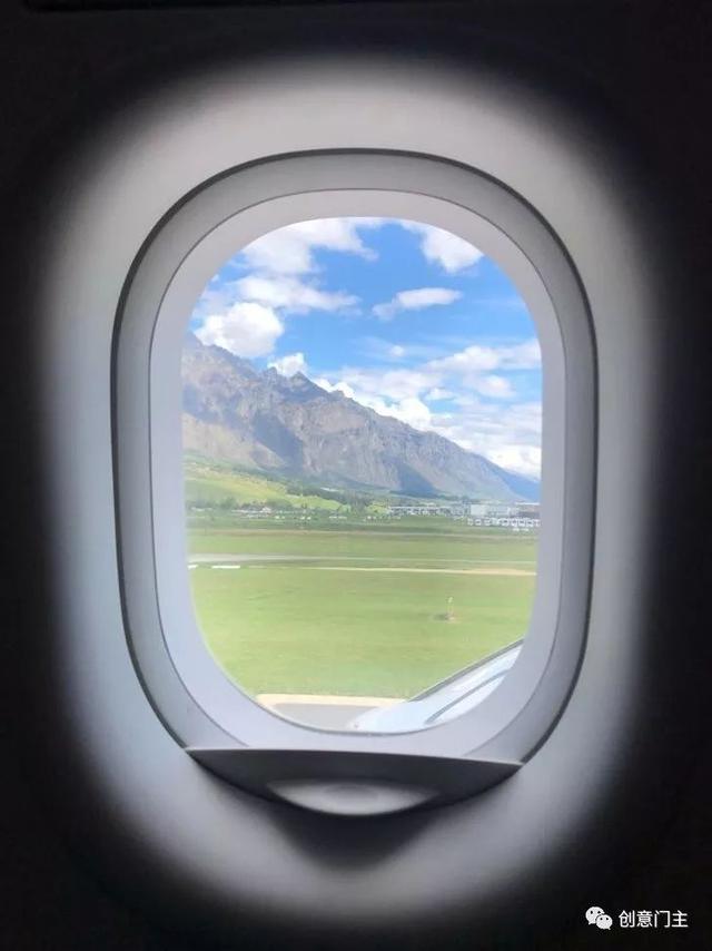 我从飞机窗口拍摄的照片看起来像一幅画.