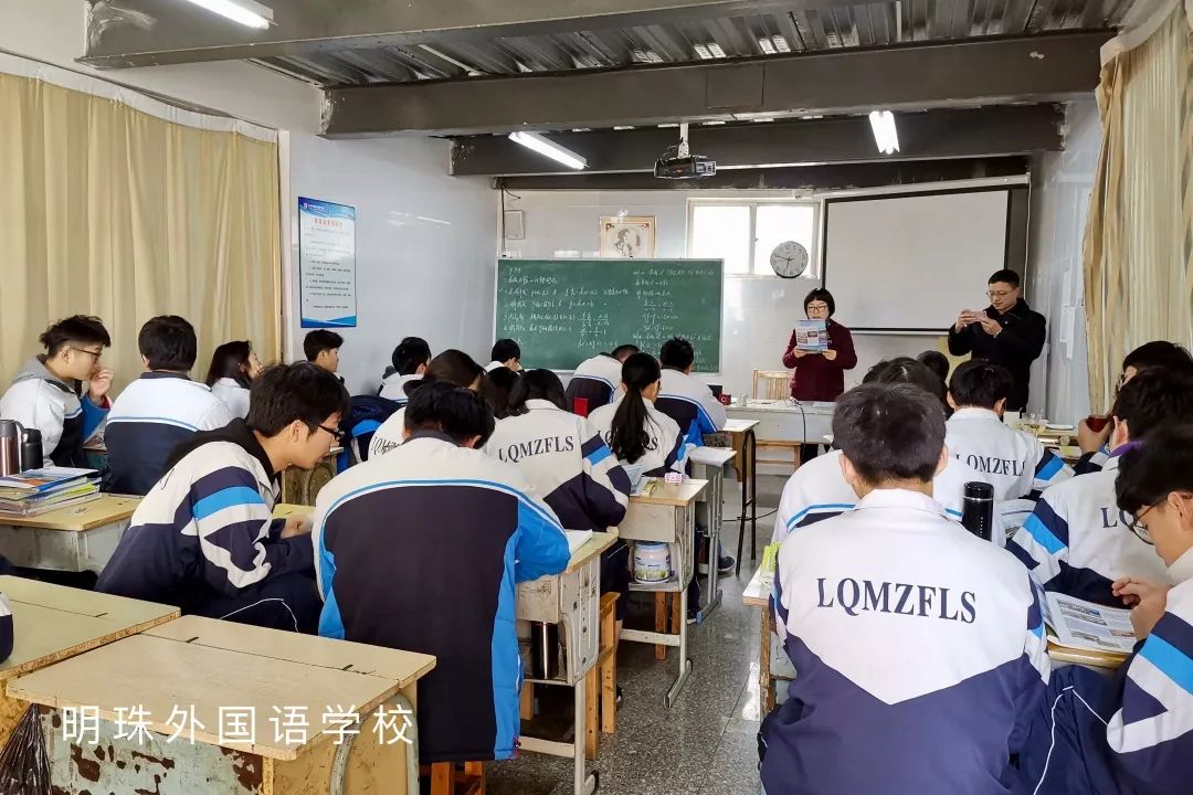 路桥明珠外国语学校期间,林院长为宣传学校师生介绍了台州职业技术