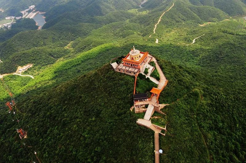 韶峰景区内拥有诗词碑林,索道,韶峰寺等景点.