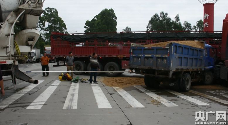 阳春一货车撞上大挂车,车头变形严重,1人被困