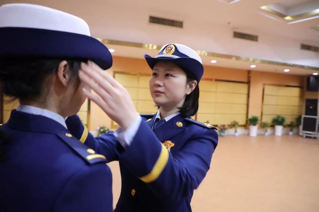 如果,她们不是加入到消防队伍,象众多女孩子一样,她们应该是生活在