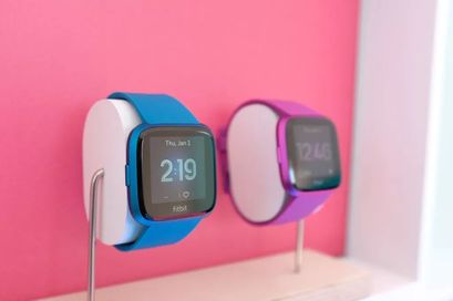 Fitbit 发布低配版 Versa 智能手表,售价 160 美元