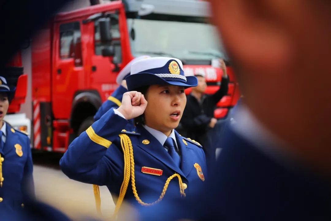 女消防员"三八"国际女神节这一天像丈夫一样冲锋一线却在生活的战场上