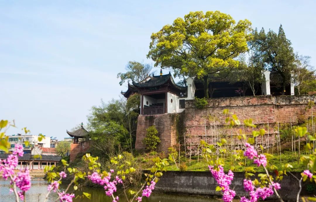 赤壁矶赤鼻矶北面的山麓,崖石赤赭,陡峭如壁,故名赤壁.