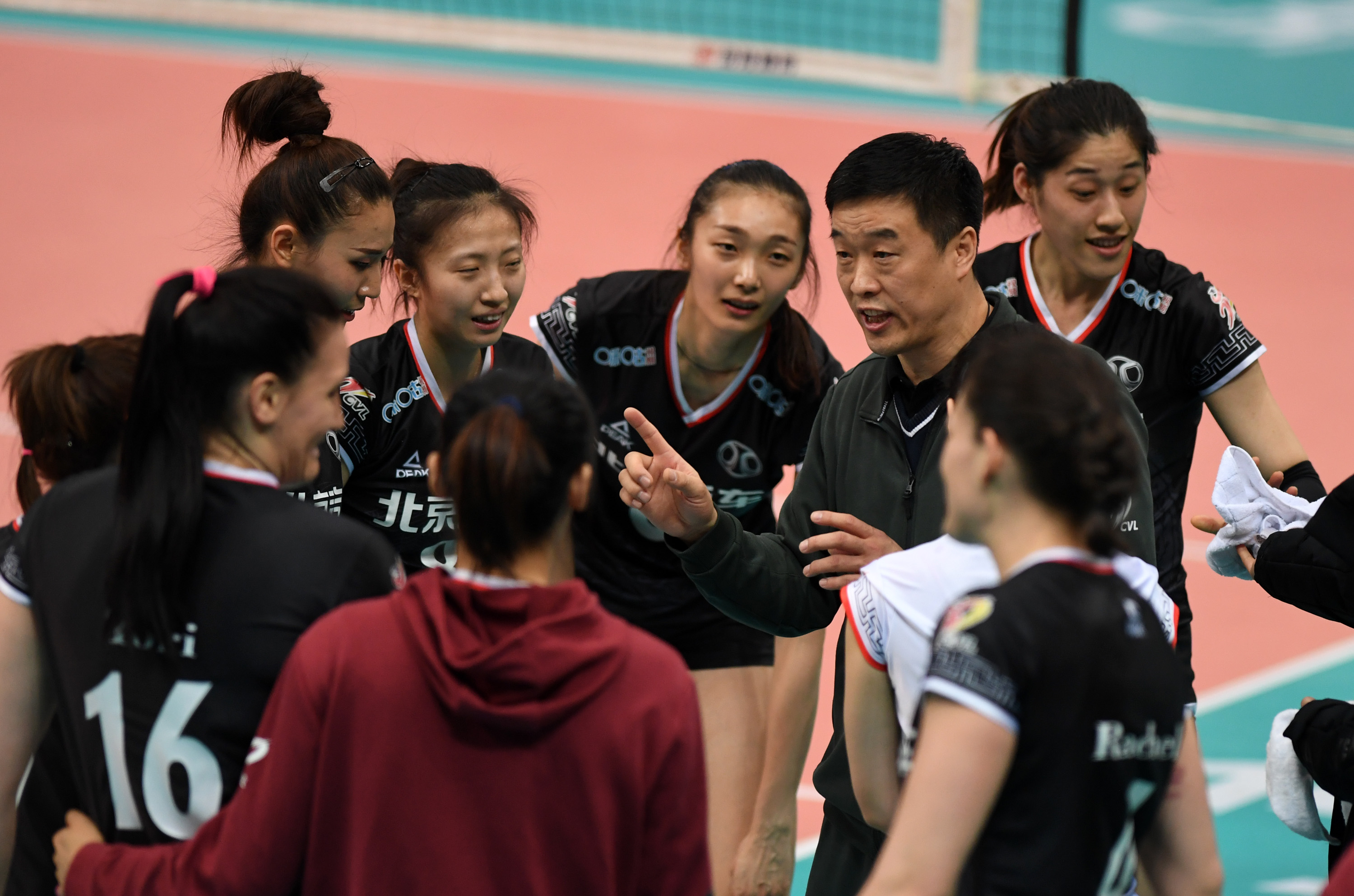 3月9日,北京汽车队主教练张建章(右二)在比赛间歇指导球员.