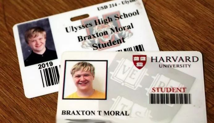 一个是ulysses高中的学生证,另一个则是哈佛大学的学生证,而且都是