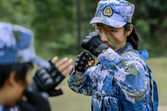 这组海军陆战队女兵的对比照,让无数战友羡慕!