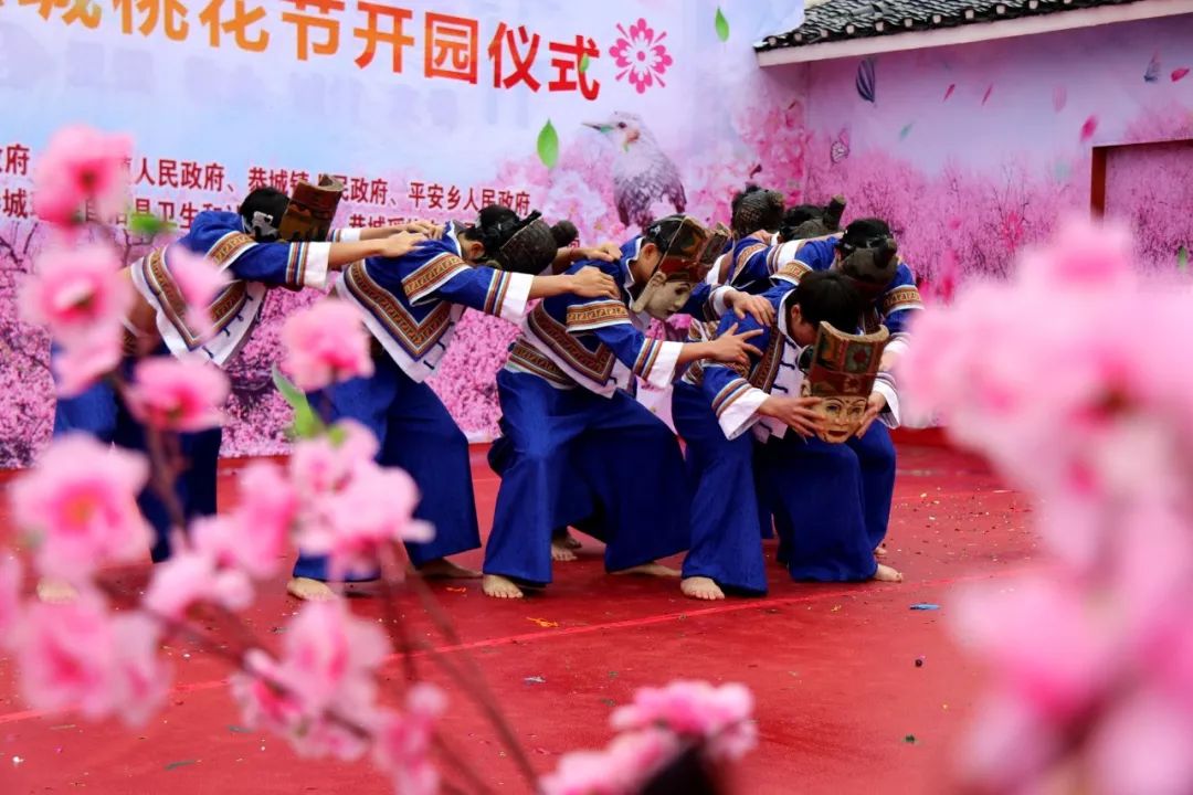 第十七届桂林恭城桃花节暨首届嘉会野生紫荆花民俗文化节开幕