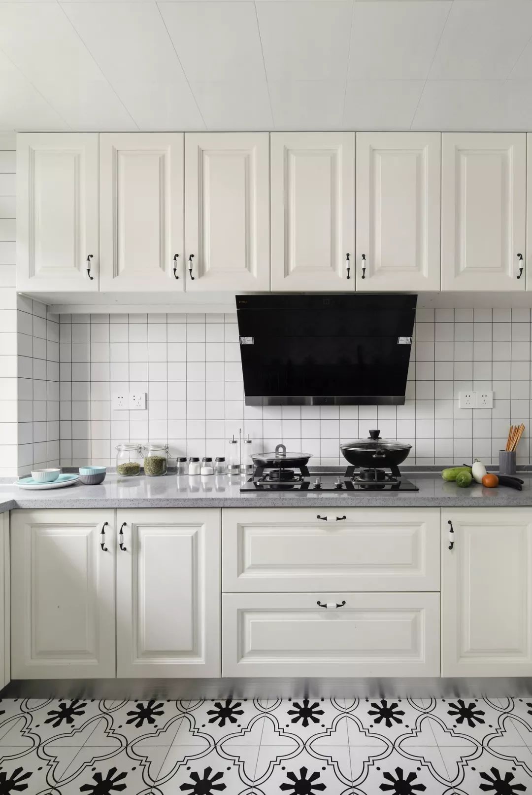 白格子砖,灰色台面和白色实木柜门,厨房干净整洁,清新文艺.