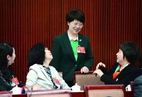 3月8日,中国妇女报·中国女网记者袁梦佳向厉莉代表提问.