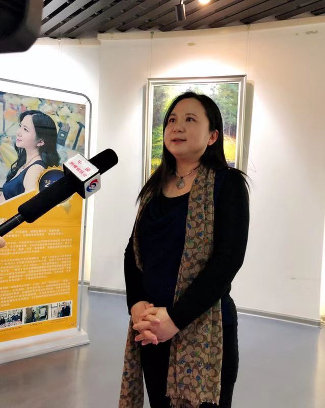 书葶,本名lily wang(王莉莉),原籍江苏吴县,70后旅加华裔画家,策展人