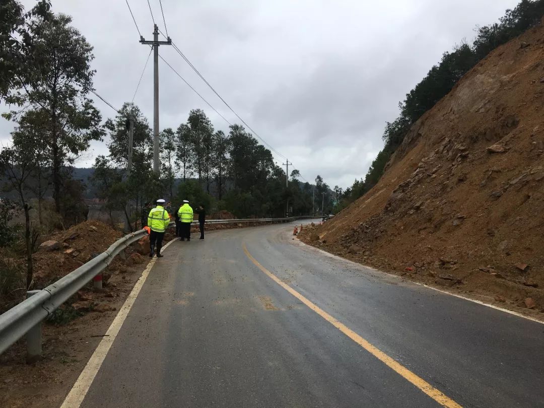 赣县因连续强降雨,多处道路实行交通管制