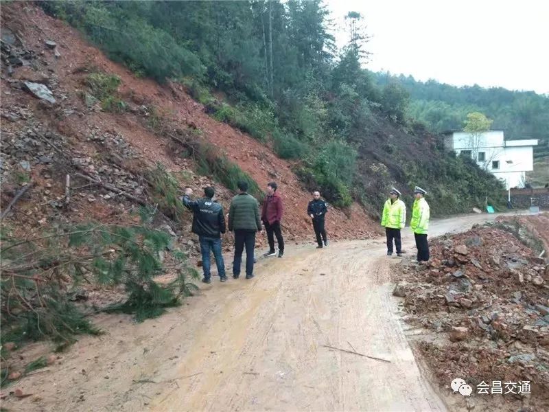 会昌县交通运输局雨中巡查及时修复公路水毁