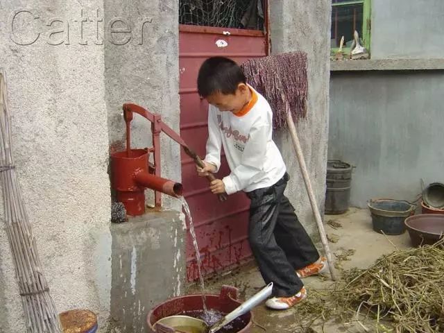 特别是刚压上来的水 冰凉冰凉,夏天来上一口爽到心里 70-80年代结婚