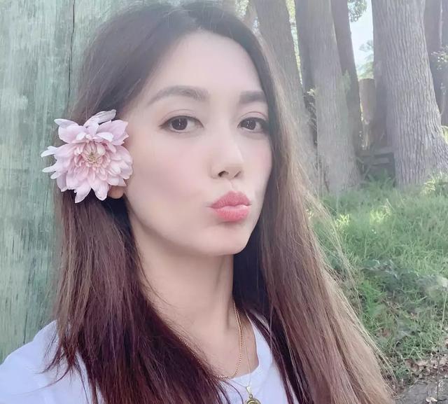 "殷素素"郭妃丽近照头戴鲜花嘟嘴卖萌,47岁身材苗条美如仙