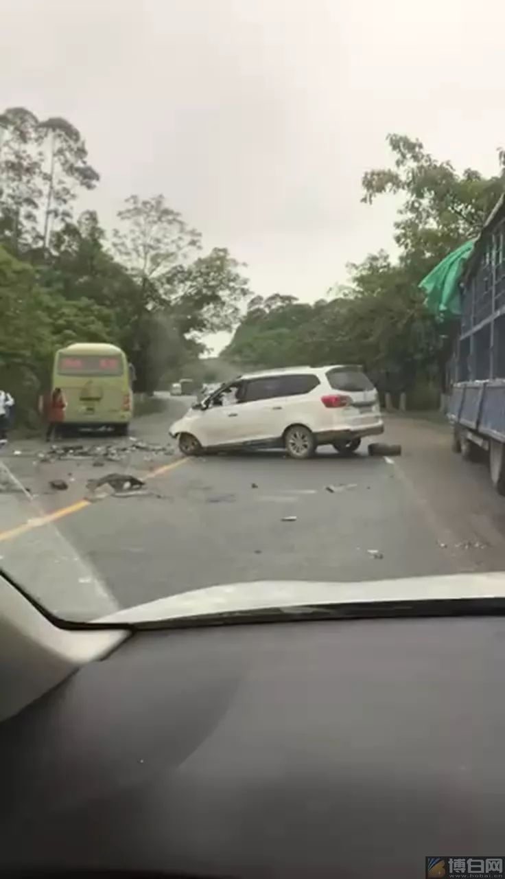 今天博白两辆班车都出事了!_事故