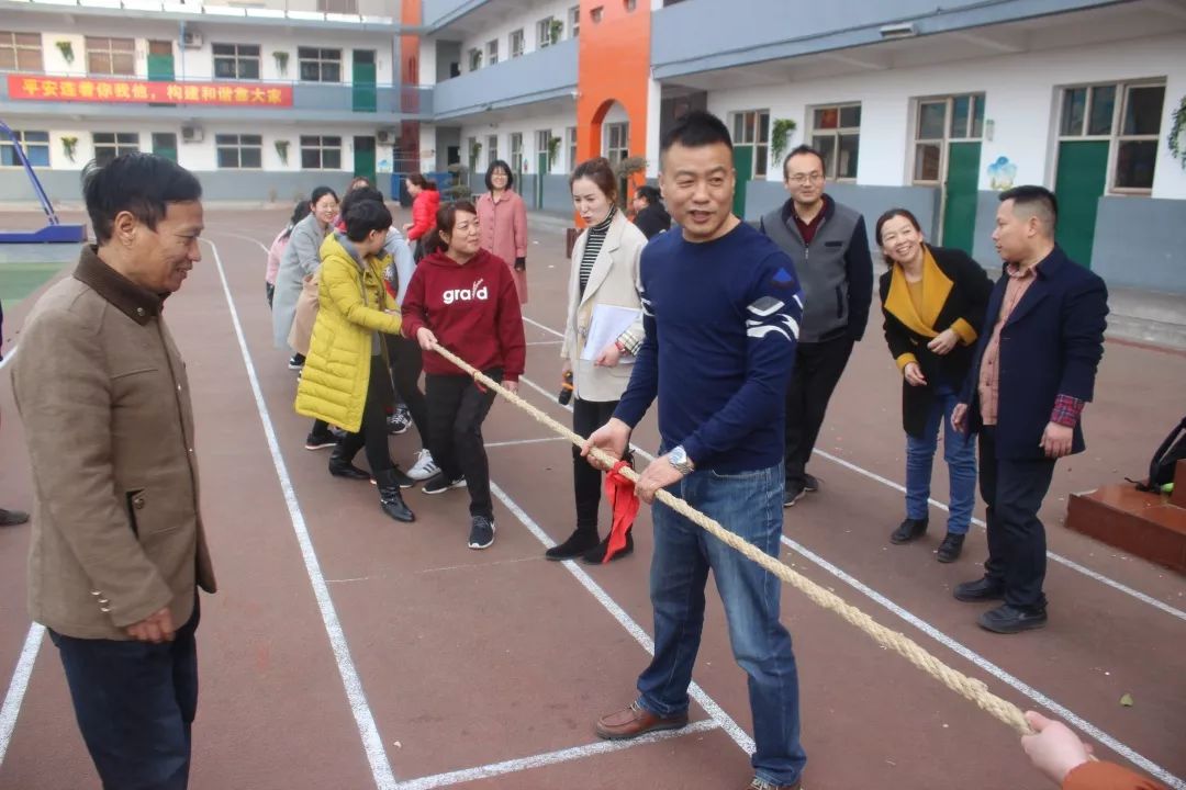邢台市东大街小学举行庆三八教师趣味运动会