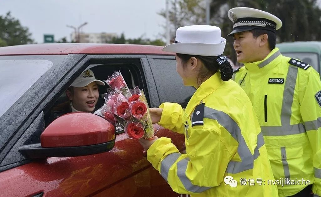 前天交警专门拦路上女司机不开罚单不查违章只干一件事