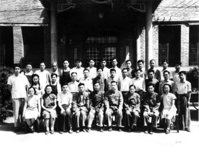 1949年11月1日,中科院在北京开始办公,并将11月1日定为中国科学院成立