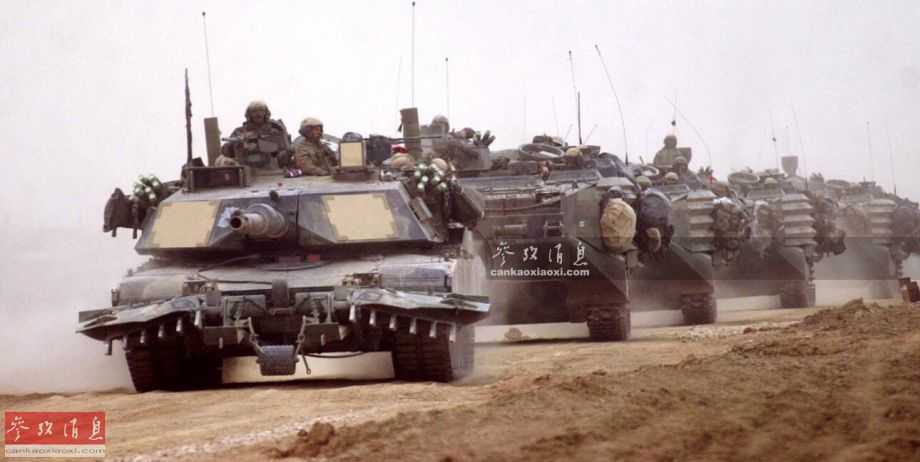 一辆带有扫雷犁的陆战队m1a1坦克在护送一队aav7两栖突击车开赴巴士拉