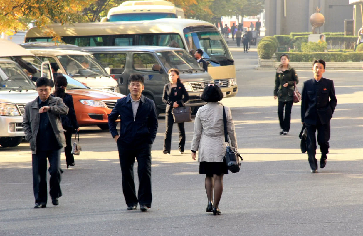 实拍朝鲜:游客镜头下穿高跟鞋的朝鲜姑娘!