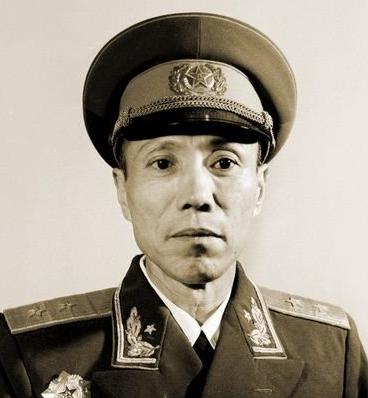 三十三军长罗南辉,也是在1936年被敌机轰炸而死.