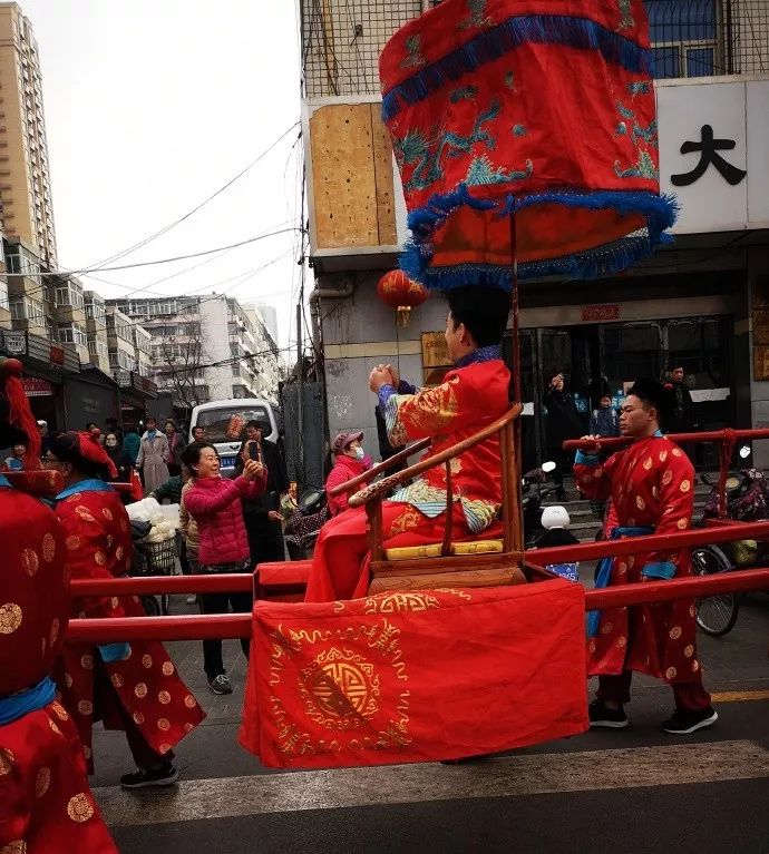 太原街头再现复古婚礼,八抬大轿,敲锣打鼓,比过年还热闹!