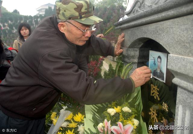 独子救灾牺牲三年后,老父亲悲伤过度也走了,生命尽头仍在盼儿归