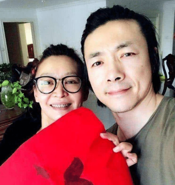 45岁祖峰与妻子生活近照:一见钟情恩爱有加,称妻子是他人生导师