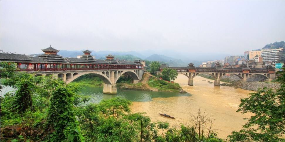 我热爱家乡锦屏,更爱家乡美丽的清水江风雨桥,他装扮了侗乡的美丽,是